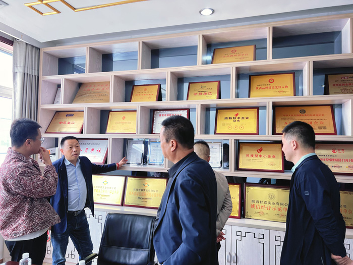 交大总裁班师生进入jnh.com实业参观学习 交大总裁班师生进入jnh.com实业参观学习